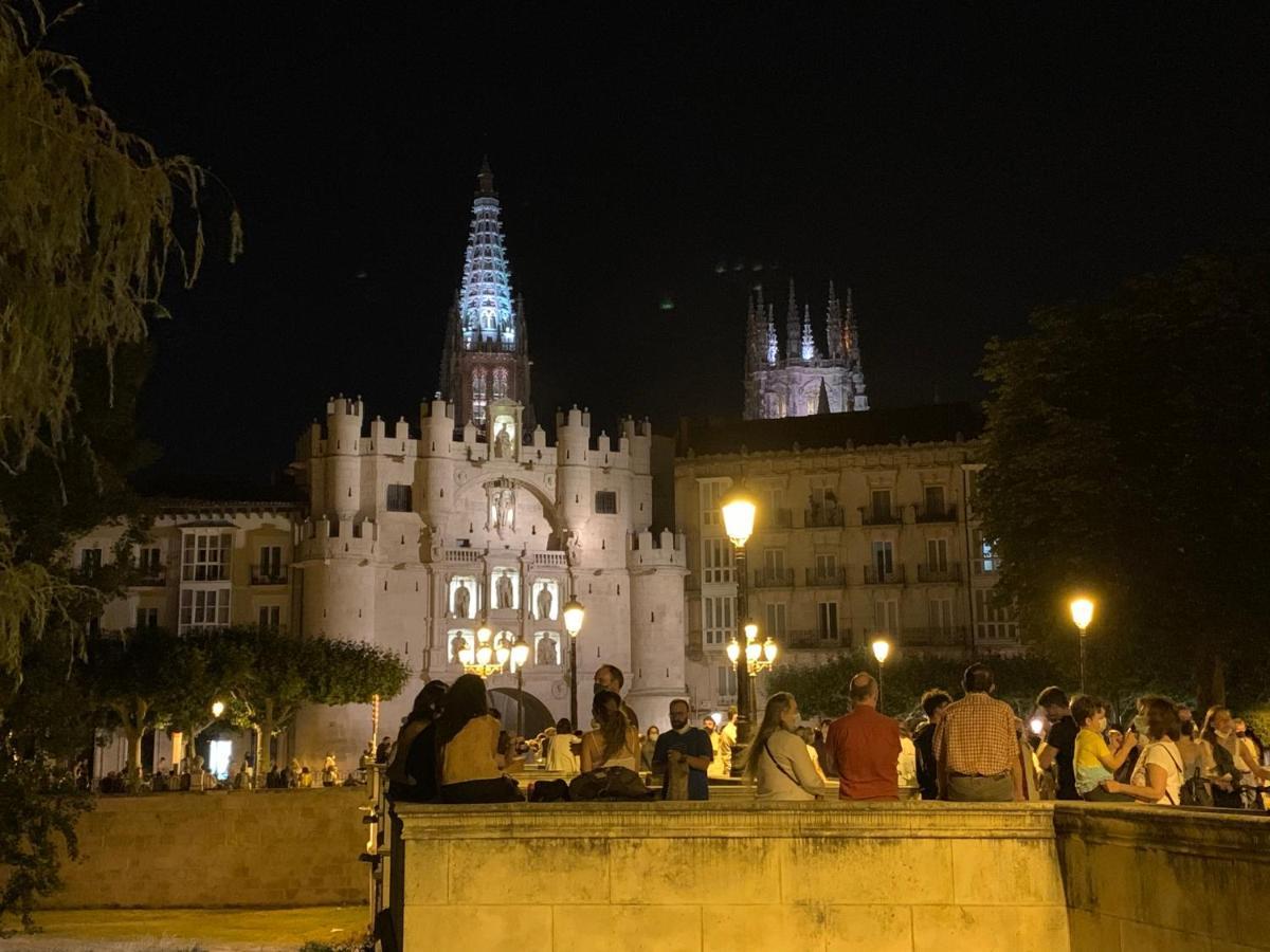 Mirando A La Catedral Desde Plaza Vega Burgos Exterior foto